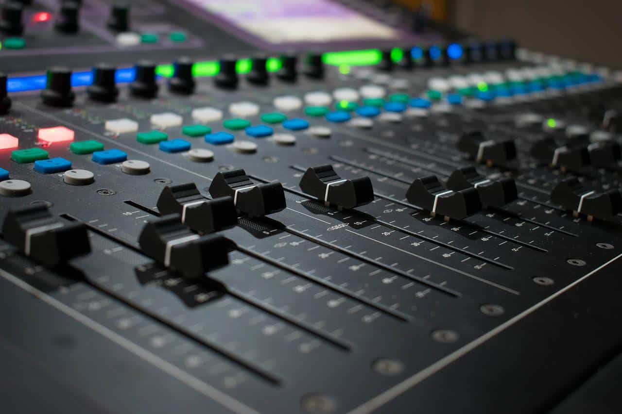 מדריך לרכישת קונטרולר DJ למתחילים ומקצועניים [ 2022 ]