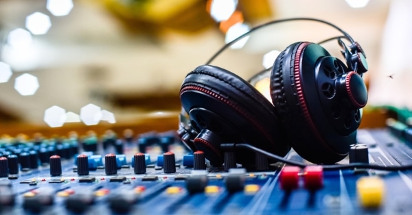 אוזניות DJ ומיקסר